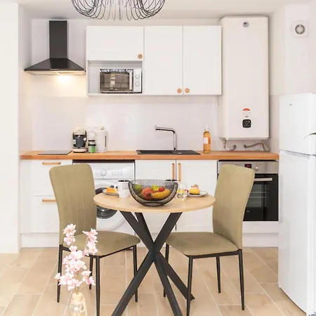 Apartment #58 Clim & Balcon 5mins Marche De La